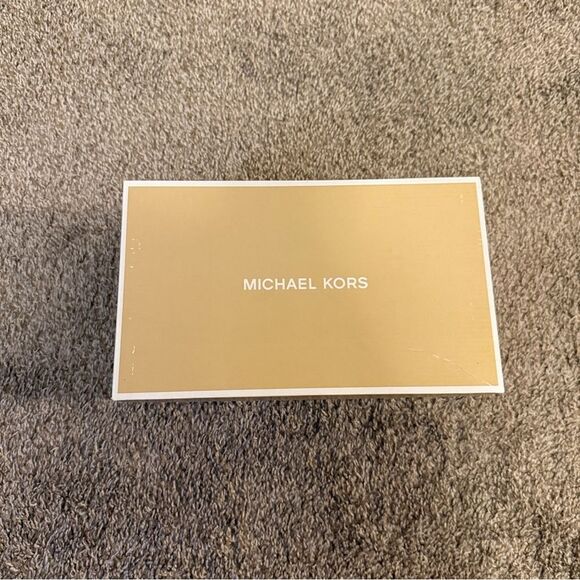 MICHAEL Michael Kors MK Plate Leather Thong Sandal In Magenta Size 7 NWB - Picture 2 of 9